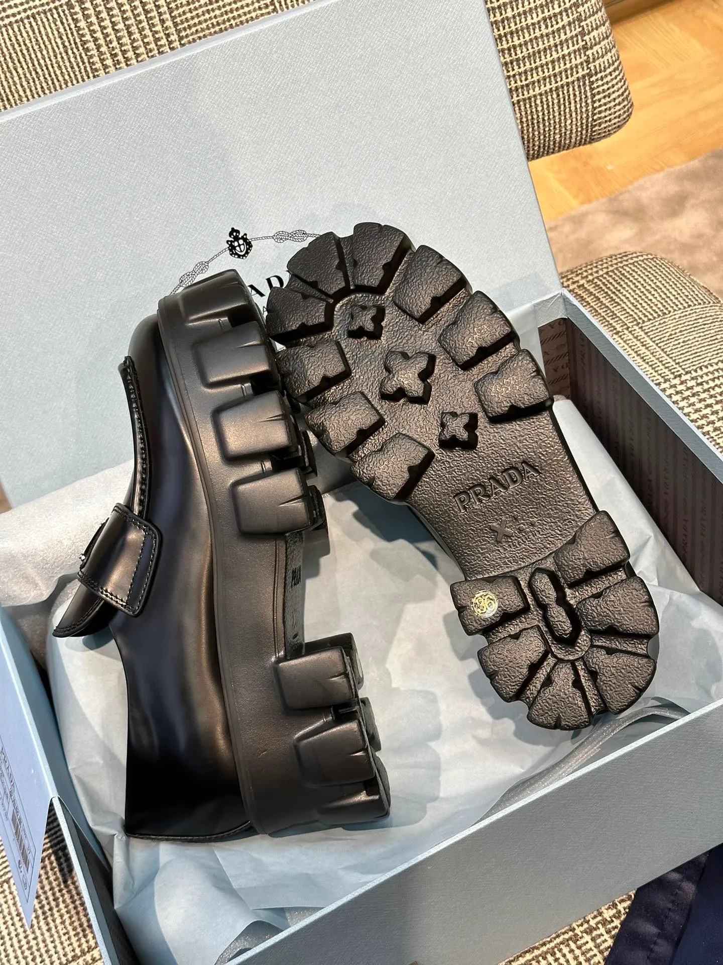 👟👟Ex-factory price 480👟👟 Women's shoe factory Prada ss23 new thick-soled loafers. The 2023 spring and summer new model is based on the classic model, ⚠️: the toe has been adjusted, with a goose crown shape, which is more rounded and stylish! ⚠️Attachment: 2023 genuine + old version comparison picture set! Classic wheel thick sole + classic Loaf upper, imported open-edge beaded calfskin material! The sole is made of foam material, which feels super comfortable on the feet. It is 5.5cm taller and is a perfect tool for long legs. The upper is open-edge beaded cowhide and decorated with a triangle logo! Code number 35-40